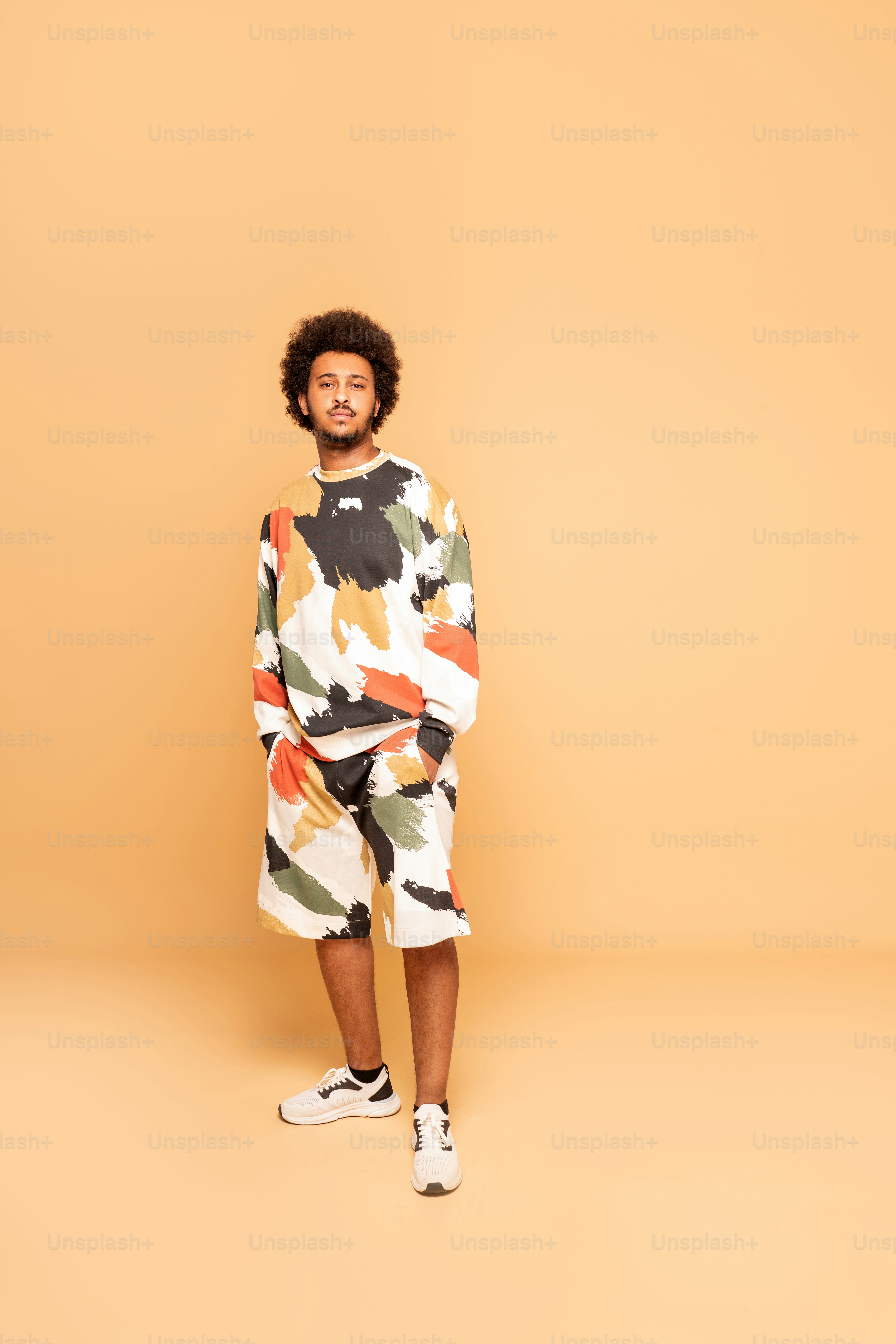 Scatto in studio di un bell'uomo africano che indossa abiti alla moda.