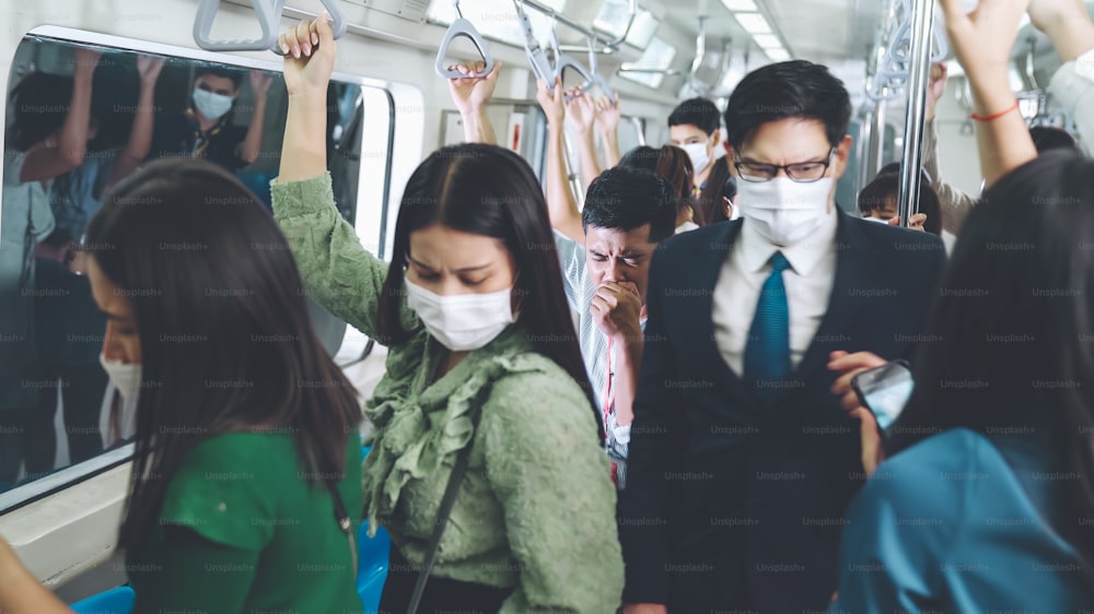 Kranker Mann im Zug hustet und macht anderen Menschen Sorgen über die Ausbreitung des Virus. Coronavirus COVID 19 Pandemie und Public Transport Trouble Concept .