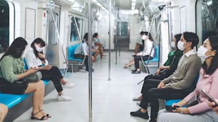 Multitud de personas con mascarilla en un viaje en tren subterráneo público abarrotado. Enfermedad por coronavirus o brote pandémico de COVID 19 y problema de estilo de vida urbano en el concepto de hora punta.