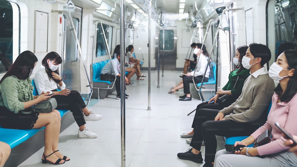 Folla di persone che indossano la maschera facciale su un affollato viaggio in treno della metropolitana pubblica. Malattia da coronavirus o epidemia di pandemia COVID 19 e problema di stile di vita urbano nel concetto di ora di punta.