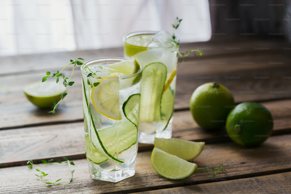 Glas Gurken-Soda-Getränk auf Holztisch. Sommer gesundes Detox-infundiertes Wasser, Limonade oder Cocktail-Hintergrund. Alkoholarm, alkoholfreie Getränke, Superfood, vegetarisches oder gesundes Ernährungskonzept