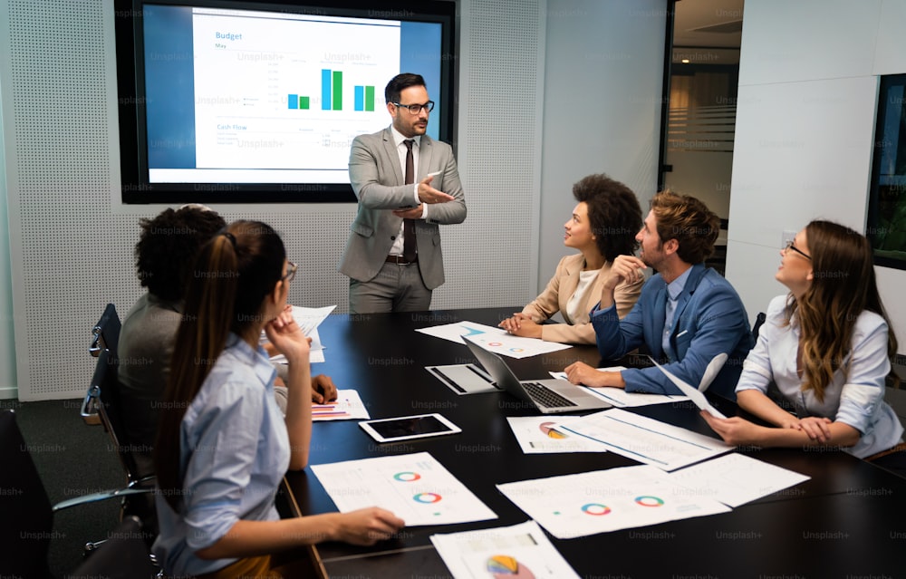 Des collègues d’affaires multiethniques heureux travaillant dans un bureau moderne