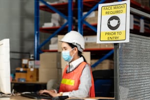 流行危機後のジョブビジネス再開期間中のCovid-19コロナウイルスの拡散を防ぐために、業界の労働者に警告する工場の注意サイン。安全に作業するコンセプト。