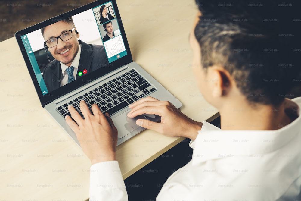 Appel vidéo : des gens d’affaires qui se réunissent sur un lieu de travail virtuel ou un bureau à distance. Conférence téléphonique de télétravail utilisant la technologie vidéo intelligente pour communiquer avec un collègue dans une entreprise professionnelle.