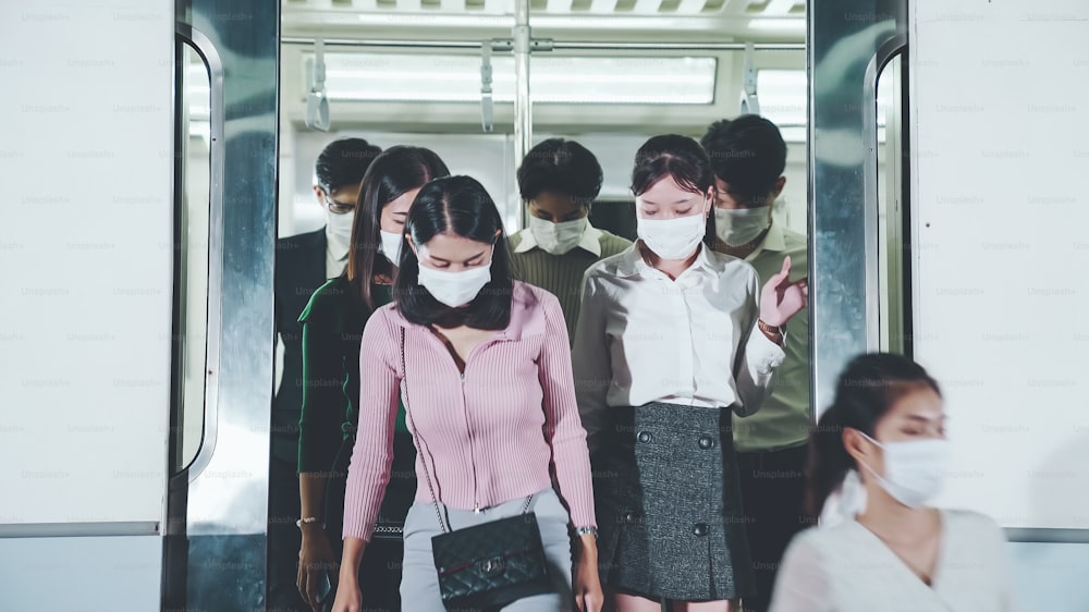 붐비는 공공 지하철 여행에서 안면 마스크를 쓴 사람들의 군중. 코로나바이러스 질병 또는 COVID 19 팬데믹 발생 및 러시 아워 개념의 도시 생활 방식 문제.