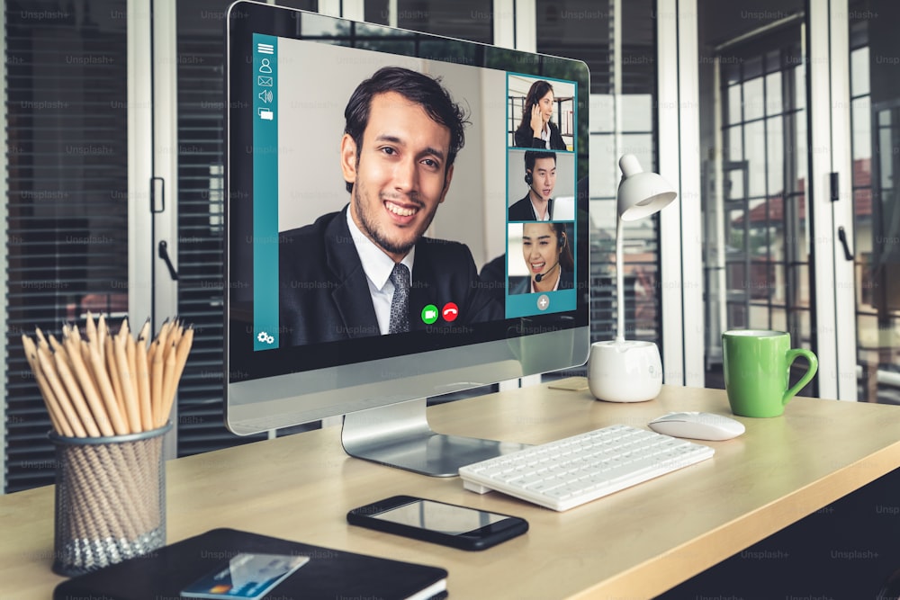 Pessoas de negócios de chamada de vídeo reunidas no local de trabalho virtual ou escritório remoto. Teleconferência usando tecnologia de vídeo inteligente para comunicar colegas em negócios corporativos profissionais.