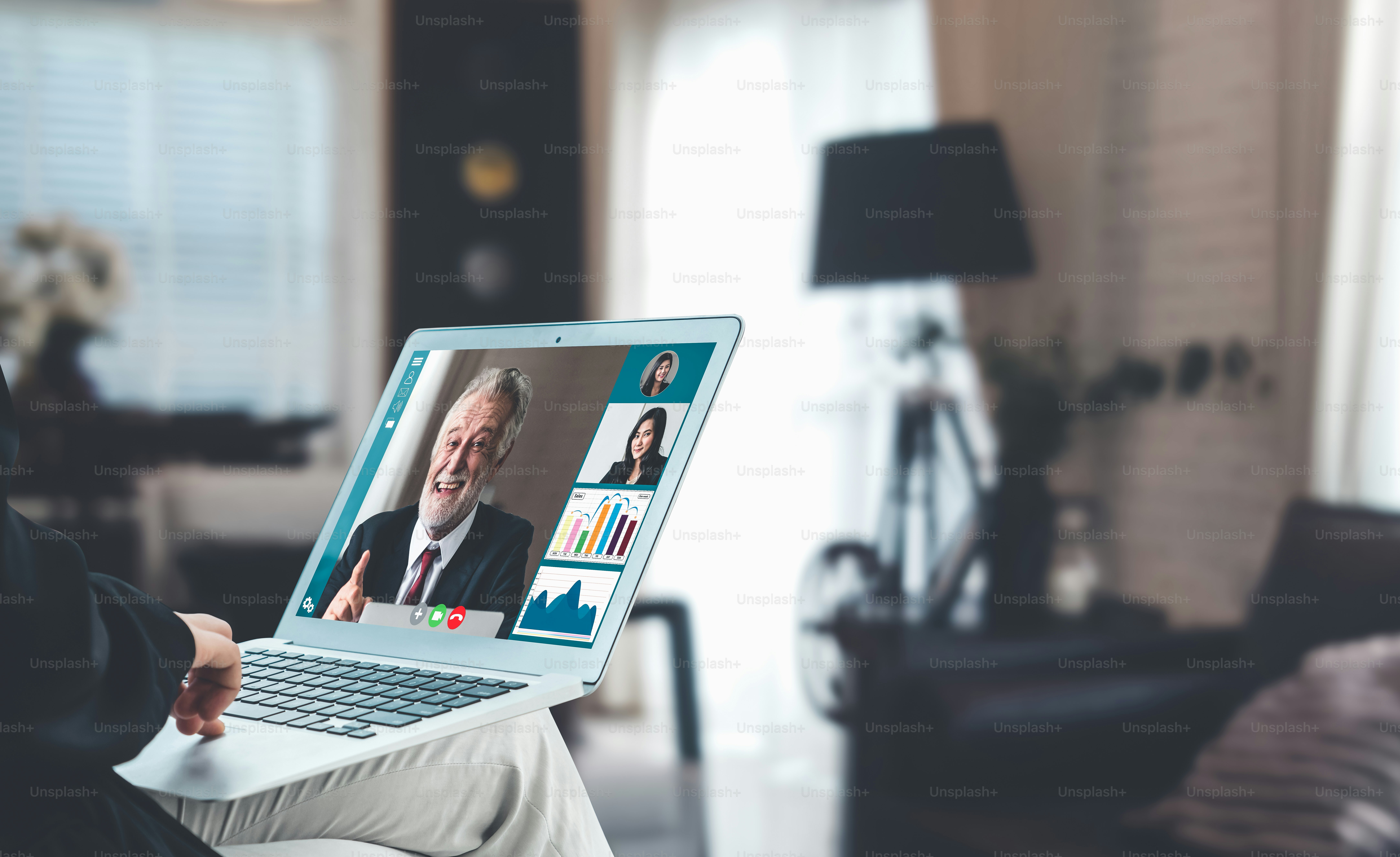 Videochiama gli uomini d'affari che si incontrano sul posto di lavoro virtuale o in un ufficio remoto. Telelavoro in telelavoro che utilizza la tecnologia video intelligente per comunicare con i colleghi nelle attività aziendali professionali.