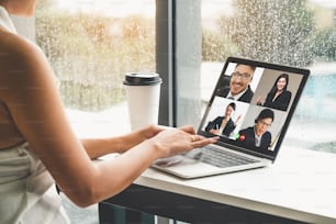 Videochiama gli uomini d'affari che si incontrano sul posto di lavoro virtuale o in un ufficio remoto. Telelavoro in telelavoro che utilizza la tecnologia video intelligente per comunicare con i colleghi nelle attività aziendali professionali.