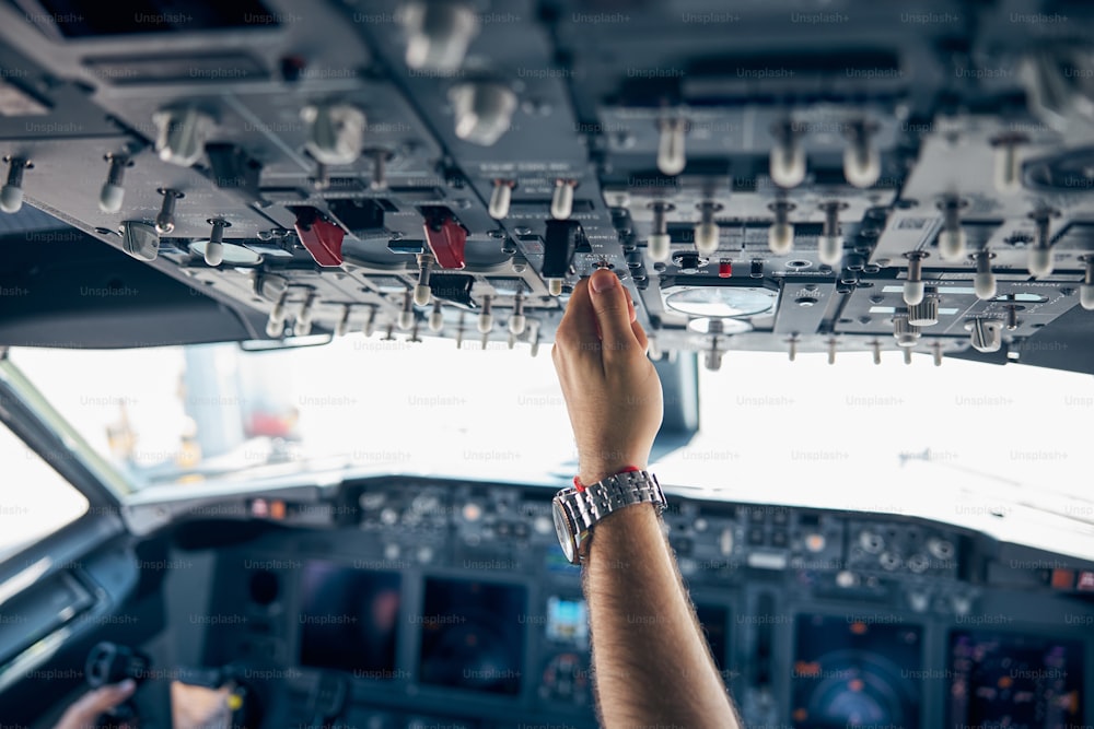 Ritratto ravvicinato di alta vista dettagliata sul controllo della potenza del motore nella cabina di pilotaggio del moderno aereo civile del passeggero