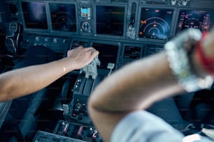 Retrato de primer plano de la mano del piloto en el acelerador en el avión civil