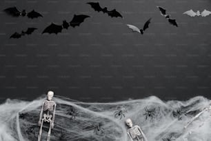 Happy Halloween Karte. Flache Laienkomposition mit Silhouette von Fledermäusen, Skeletten, Spinnen, Spinnennetz auf schwarzem Hintergrund.