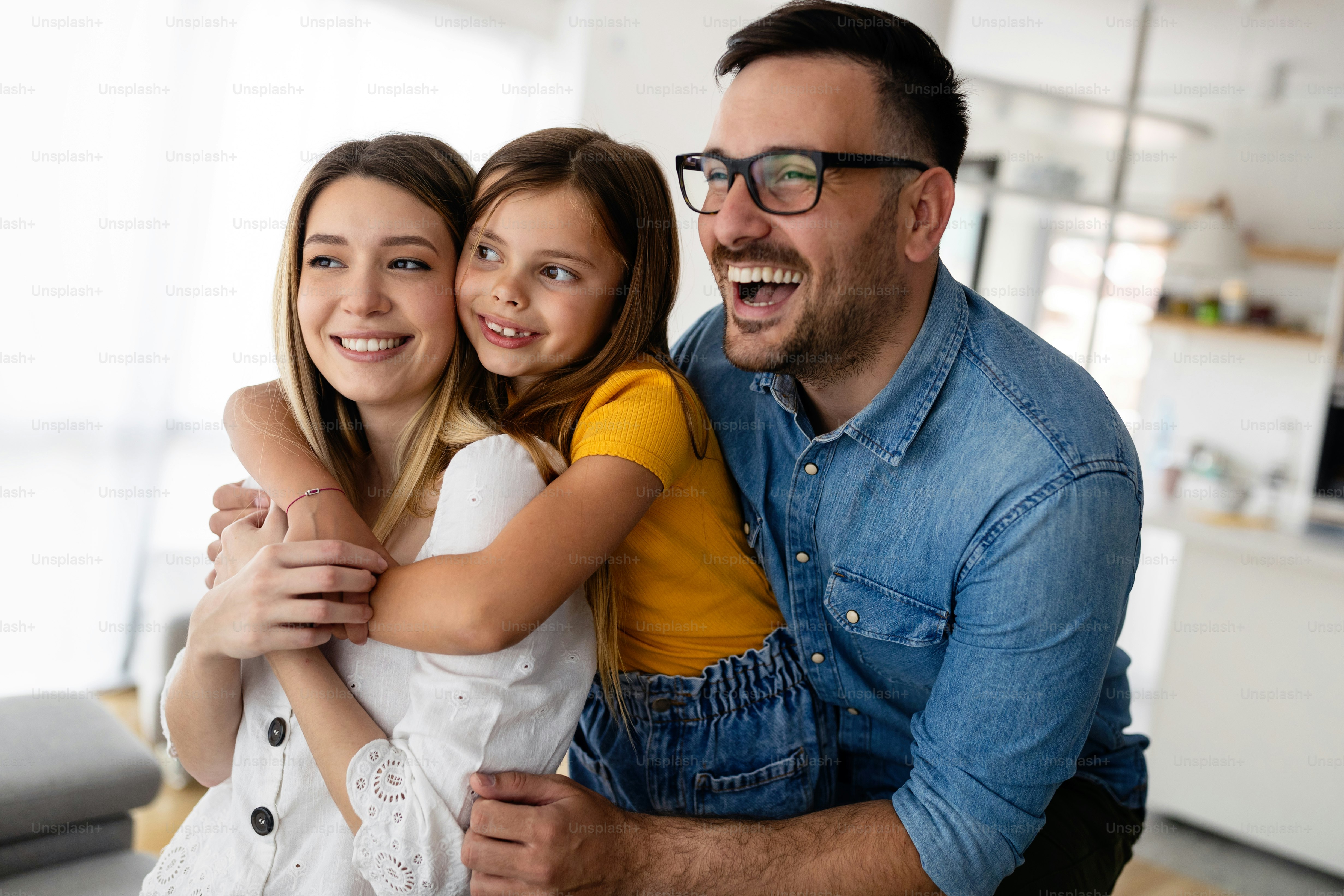 Familia feliz divirtiéndose, pasando tiempo juntos en casa foto ...