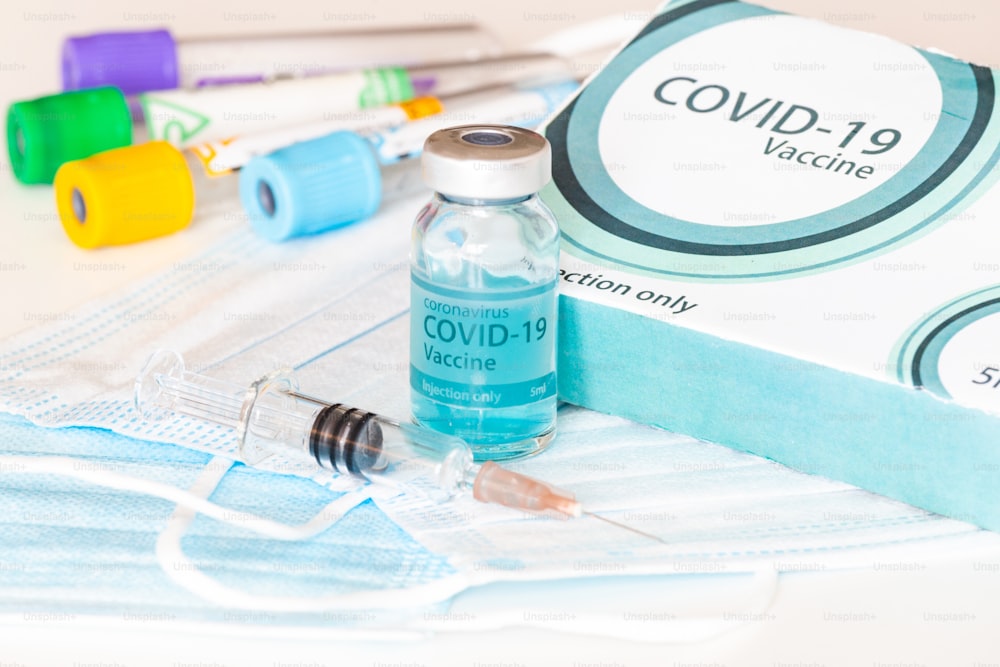 Flacone medico, fiale, siringhe e maschera facciale. Coronavirus Vaccine - Nuovo vaccino contro il Coronavirus Sars-Cov-2 sul tavolo del laboratorio. Sessione di vaccinazione e miglioramento dell'immunità.