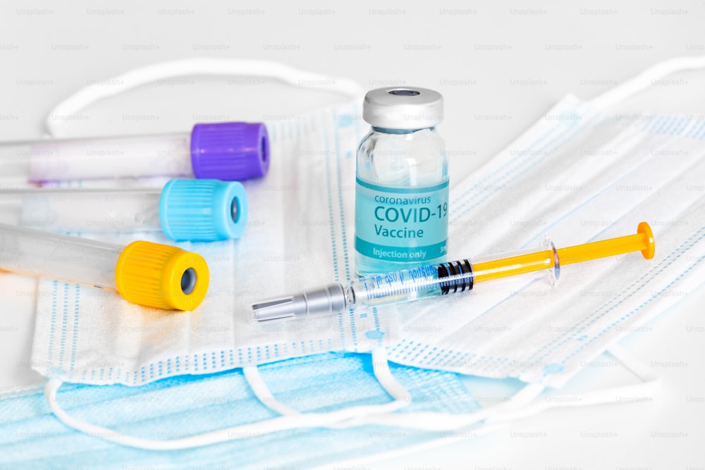 Frascos médicos, frascos, seringas e máscara facial. Vacina contra o Coronavírus - Nova vacina contra o Coronavírus Sars-Cov-2 na mesa de laboratório. Sessão de vacinação e melhora da imunidade.