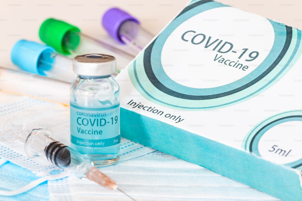 Frasco médico, viales, jeringas y mascarilla. Vacuna contra el coronavirus - Nueva vacuna contra el coronavirus Sars-Cov-2 en la mesa de laboratorio. Sesión de vacunación y mejora de la inmunidad.