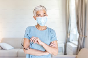 Retrato de mulher idosa usando máscara de proteção facial para prevenir o Coronavírus e anti-smog. Retrato da mulher idosa que usa a máscara facial.