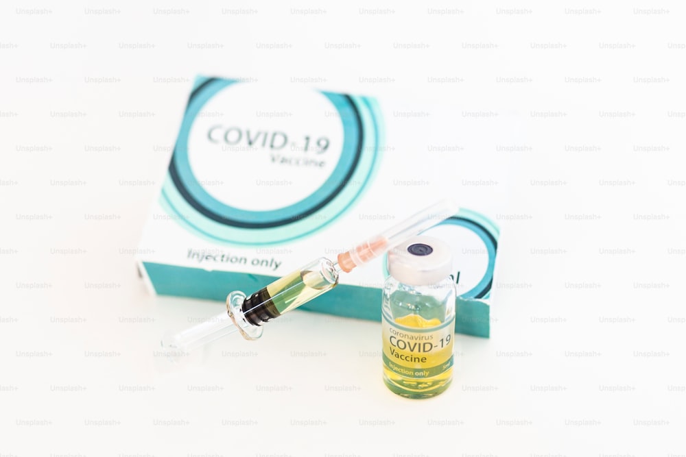 Impfstoff und Spritzeninjektion. Es verwendet zur Prävention, Immunisierung und Behandlung von Coronavirus-Infektion neuartige Coronavirus-Krankheit 2019, COVID-19, nCoV 2019 aus Wuhan. Medizin infektiöses Konzept.