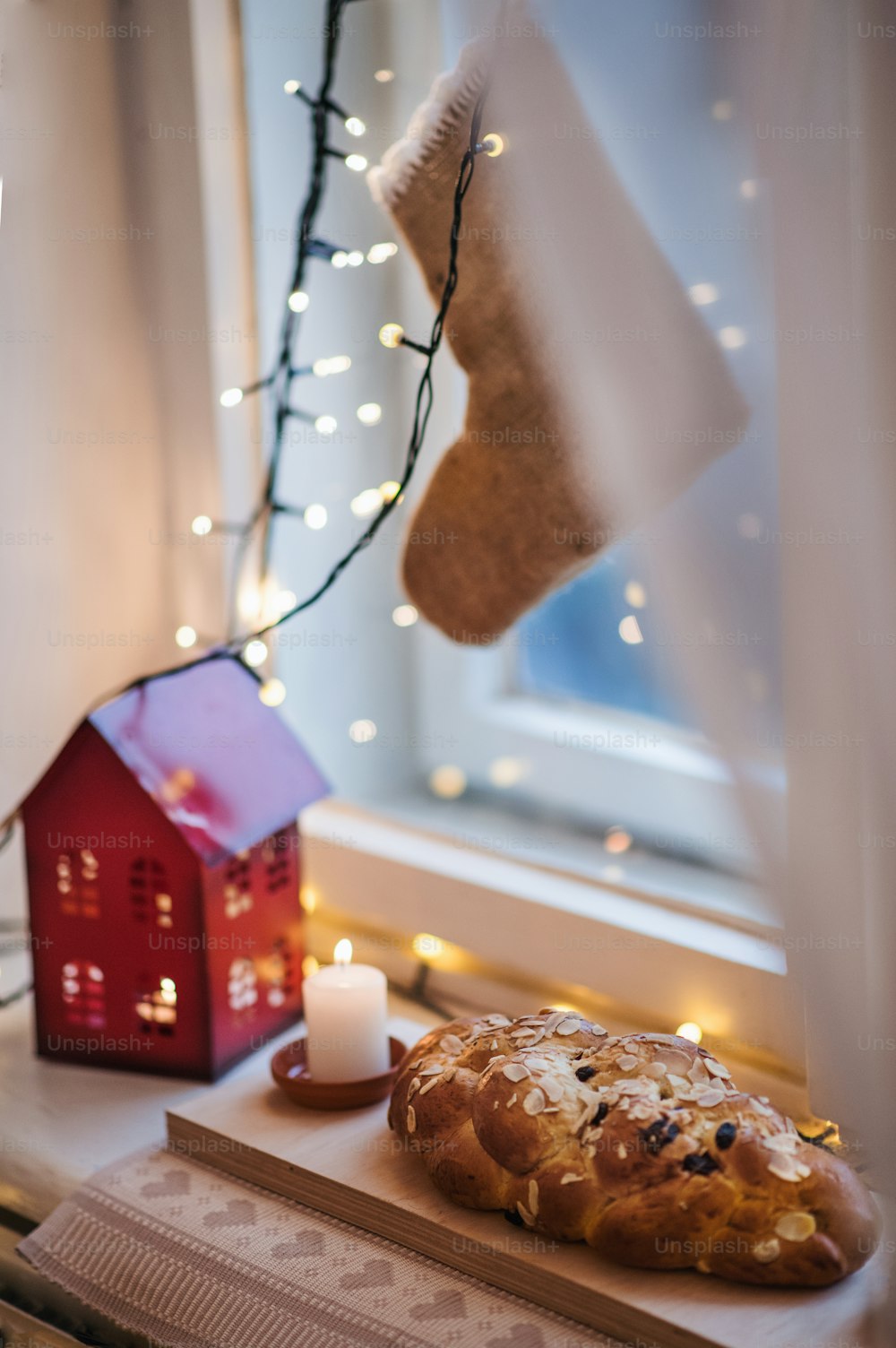 Una composición de adornos navideños en el interior en el alféizar de la ventana.
