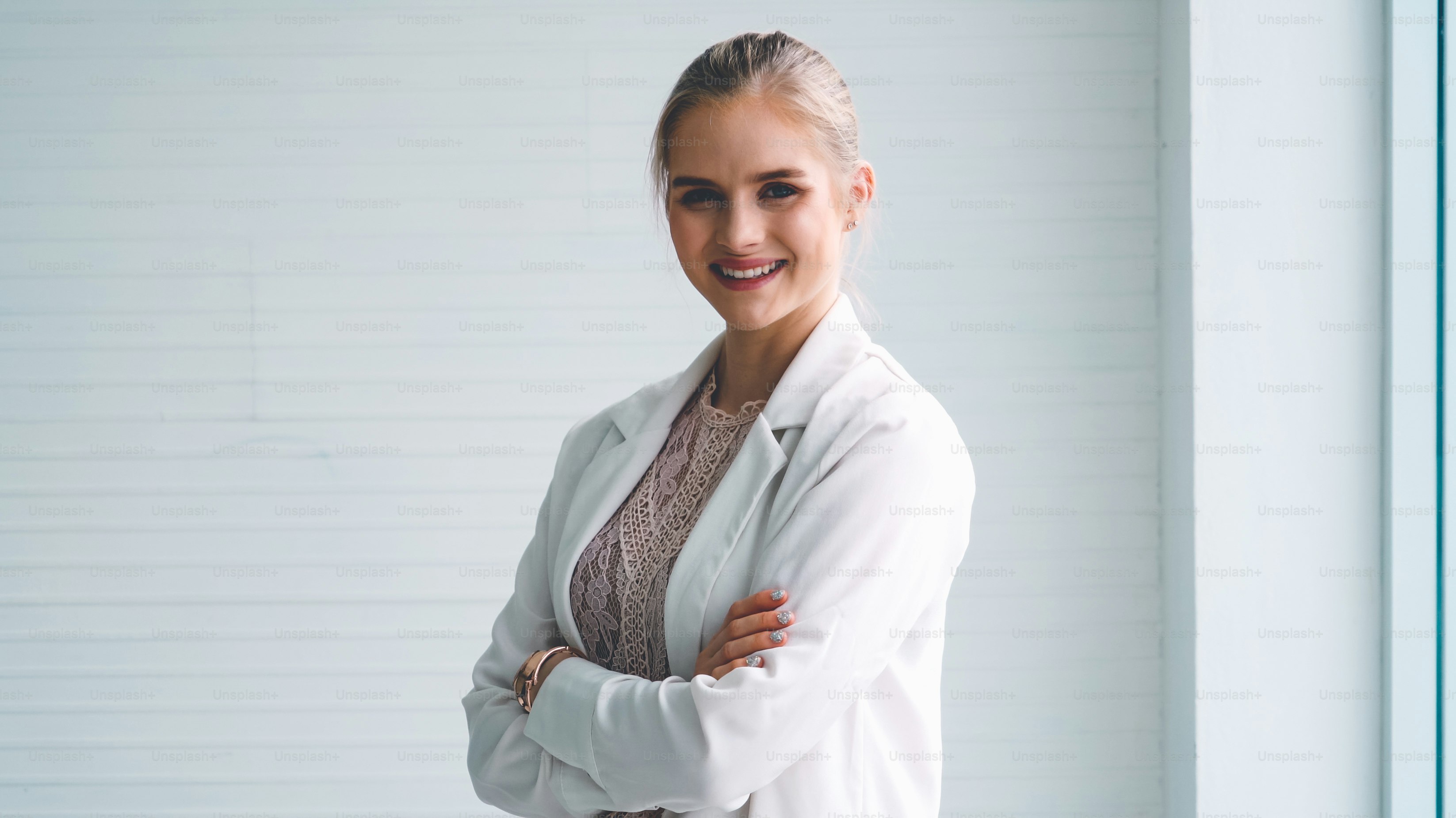 オフィスで魅力的な若い女性のプロフィールの肖像画。フォーマルなスーツを着た自信のあるビジネスパーソンで、企業ビジネスで働いています。