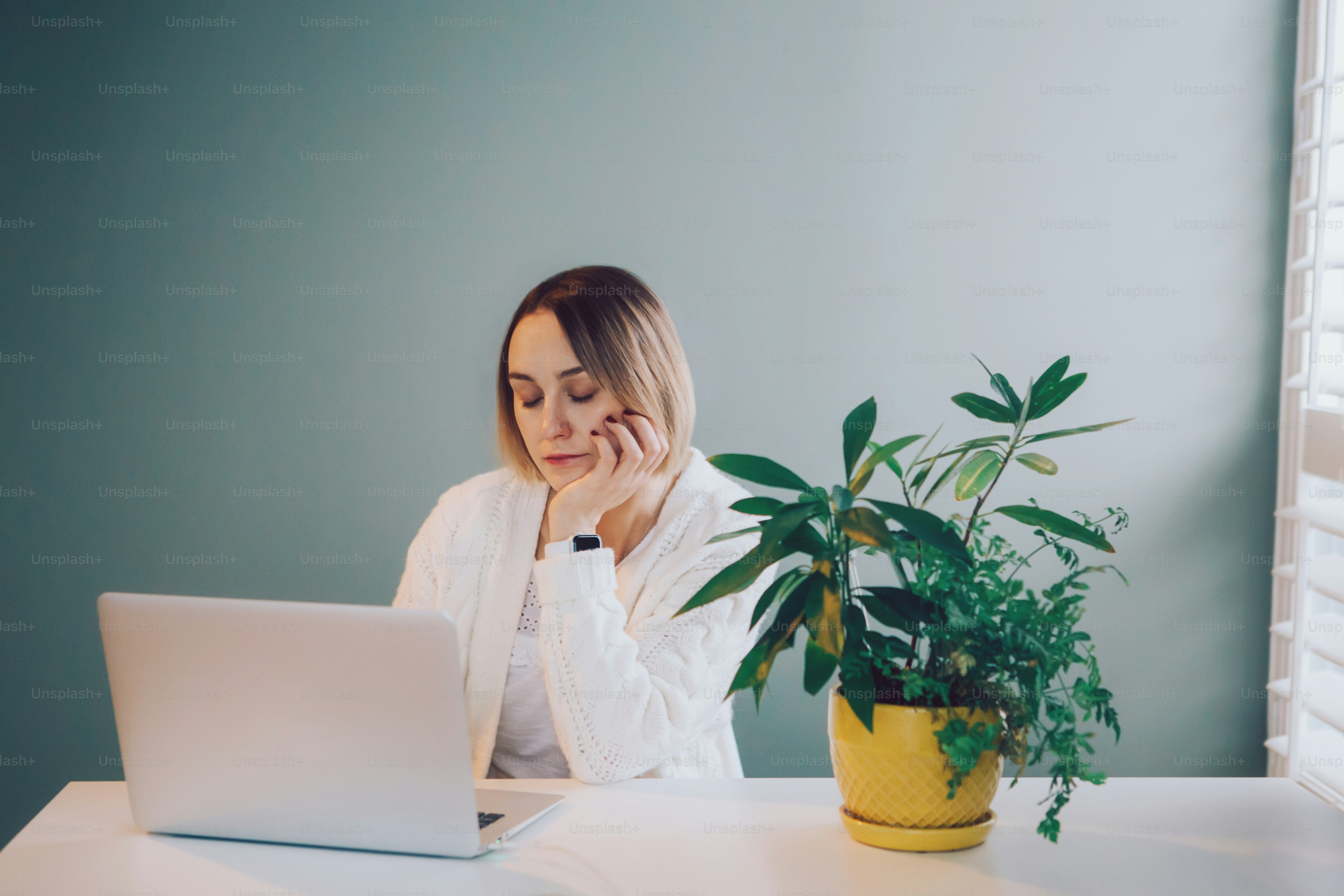 Mulher de negócios caucasiana sonolenta cansada que trabalha em laptop. Freelancer trabalhando remotamente na Internet a partir de home office. Namoro online. Conceito de freelance, job e self-employment.
