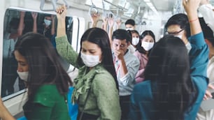 Homem doente no trem tosse e fazer outras pessoas se sentirem preocupadas com a propagação do vírus. Pandemia de coronavírus COVID 19 e conceito de problemas de transporte público.