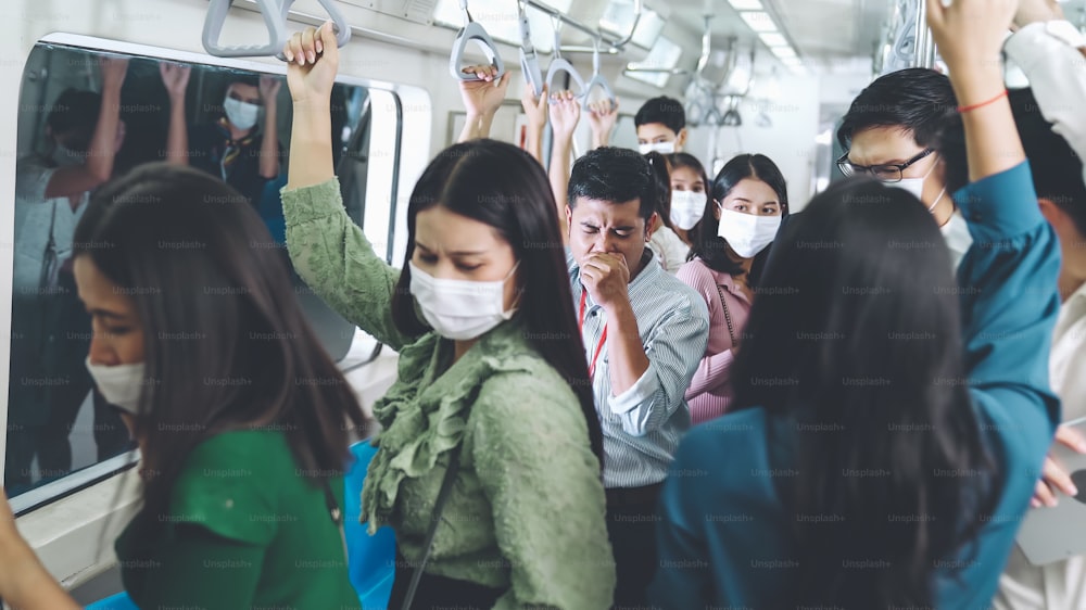 電車に乗っている病気の男性は咳をし、他の人にウイルスの拡散を心配しさせます。コロナウイルスCOVID 19パンデミックと公共交通機関のトラブルのコンセプト。