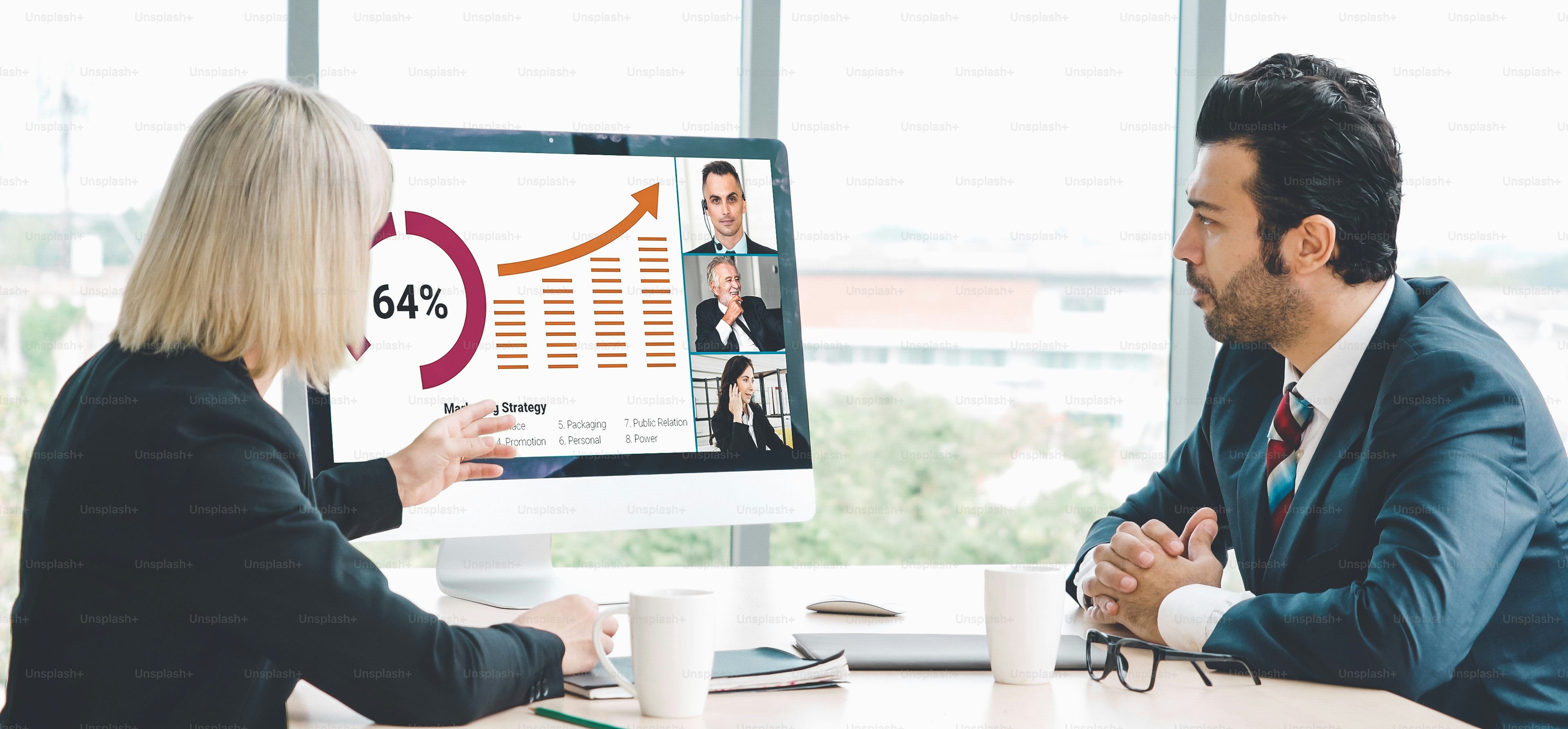 Grupos de chamadas de vídeo para pessoas de negócios reunidas no local de trabalho virtual ou no escritório remoto. Teleconferência usando tecnologia de vídeo inteligente para comunicar colegas em negócios corporativos profissionais.