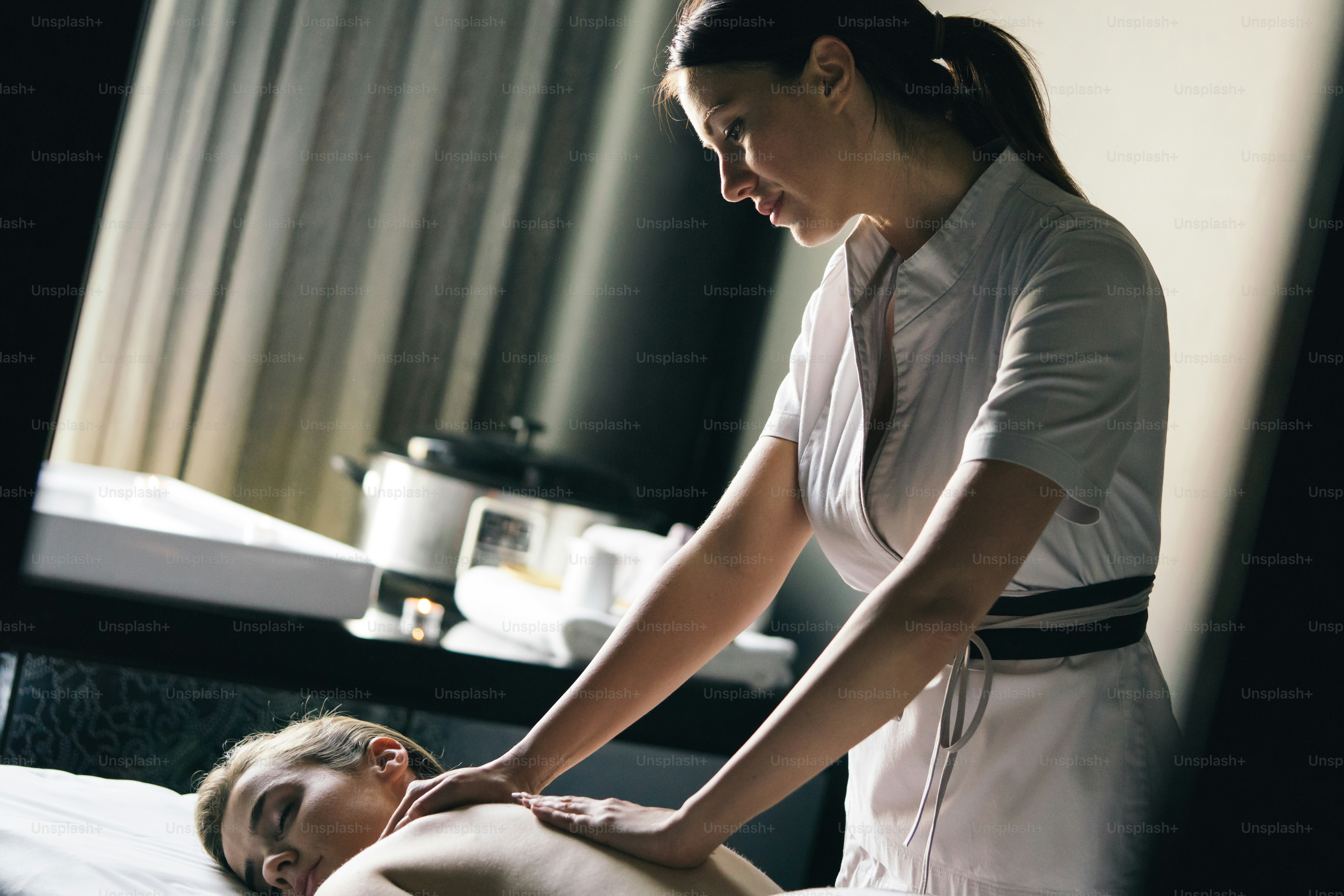 Wanita sehat dan cantik di spa. Rekreasi, kesehatan, pijat dan penyembuhan.