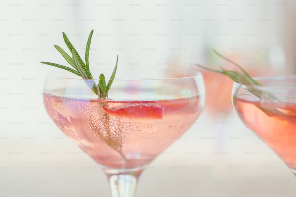 Glas Erdbeercocktail oder Mocktail, erfrischendes Sommergetränk mit Crushed Ice und Mineralwasser auf hellem Hintergrund. Getränkefotografie.