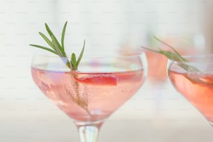 イチゴのカクテルやモクテルのグラス、明るい背景に砕いた氷とスパークリングウォーターでさわやかな夏の飲み物。飲料の写真撮影。
