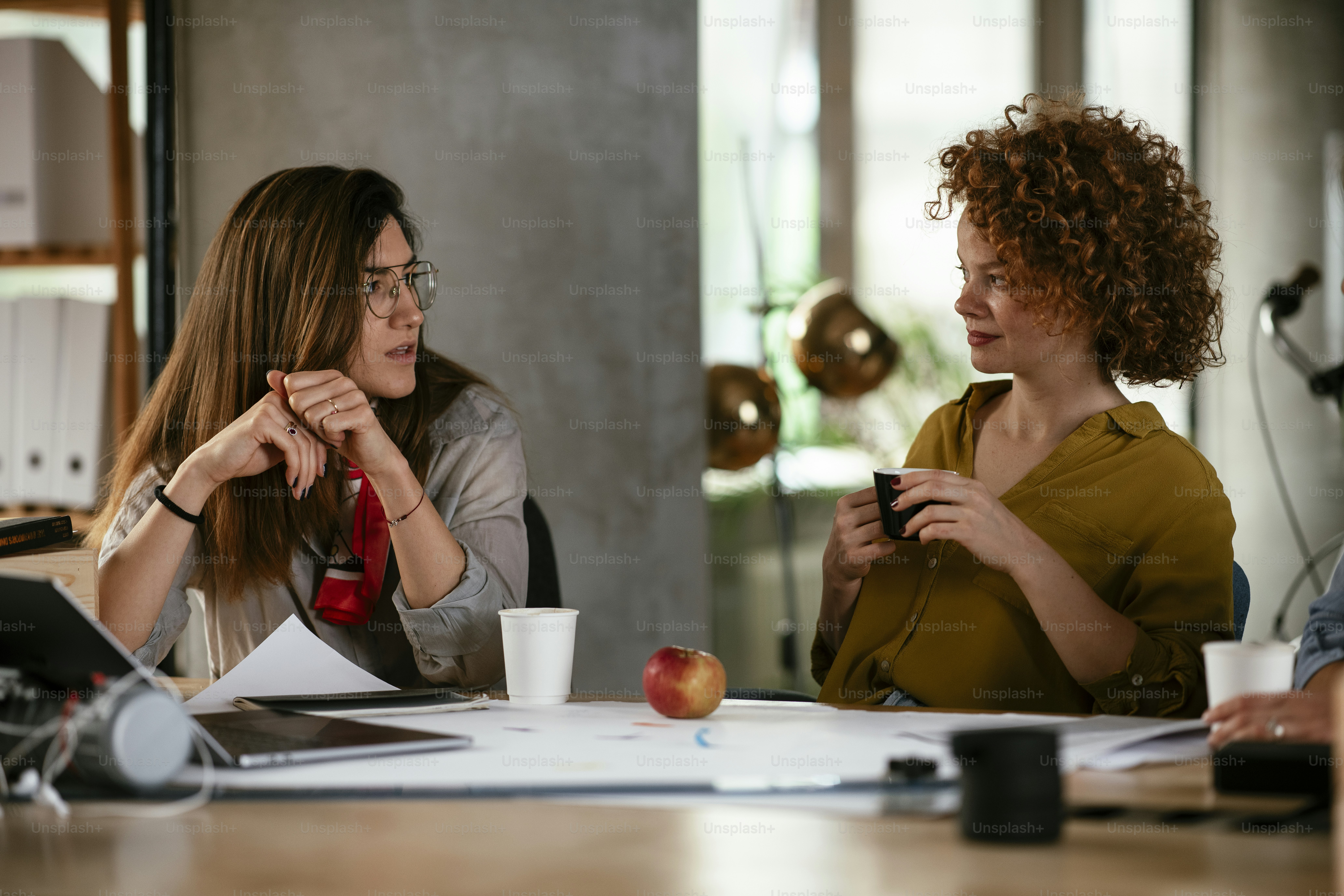 Mujeres empresarias trabajando en un nuevo proyecto. Colegas discutiendo el trabajo en la oficina