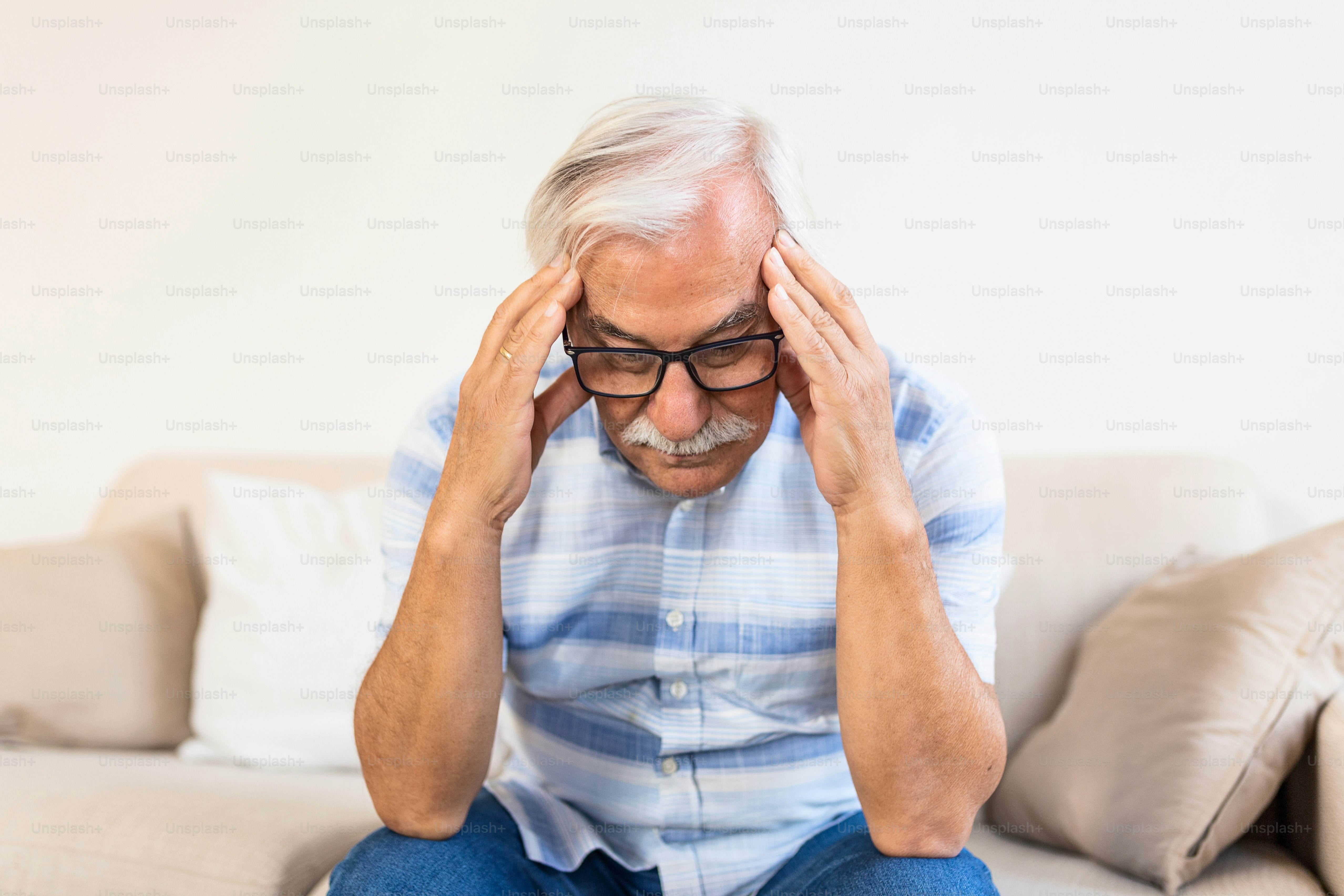 Attaque de la migraine monstrueuse. Malheureux homme âgé à la retraite se tenant la tête avec une expression de douleur. Visage d’un homme âgé souffrant de maux de tête