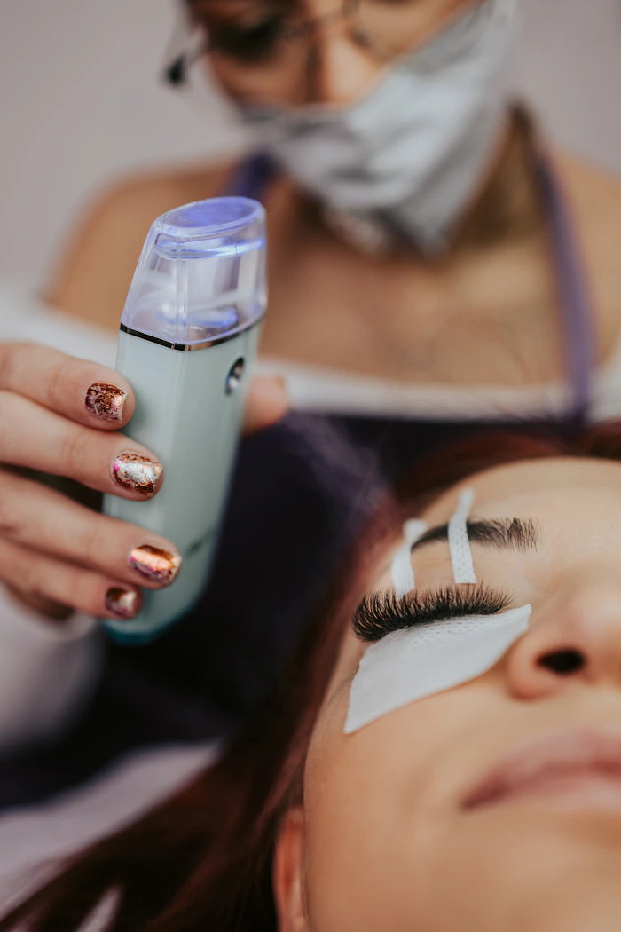 Vaporisateur facial diffusant une brume fine sur le visage