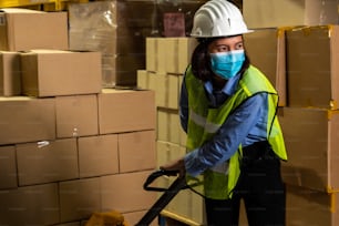 Ouvrier de l’industrie industrielle travaillant avec un masque facial pour empêcher la propagation du coronavirus Covid-19 pendant la période de réouverture du travail.