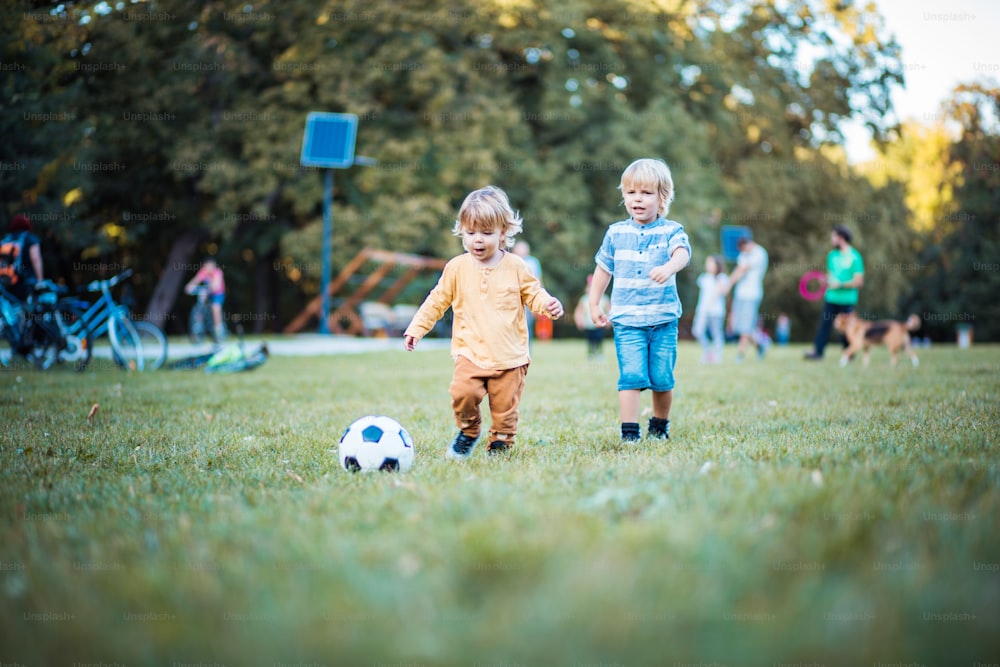 Jogo e diversão.  Dois meninos jogando futebol.
