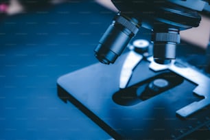 実験装置光学顕微鏡、金属レンズ付き科学顕微鏡のクローズアップ、実験室でのデータ分析