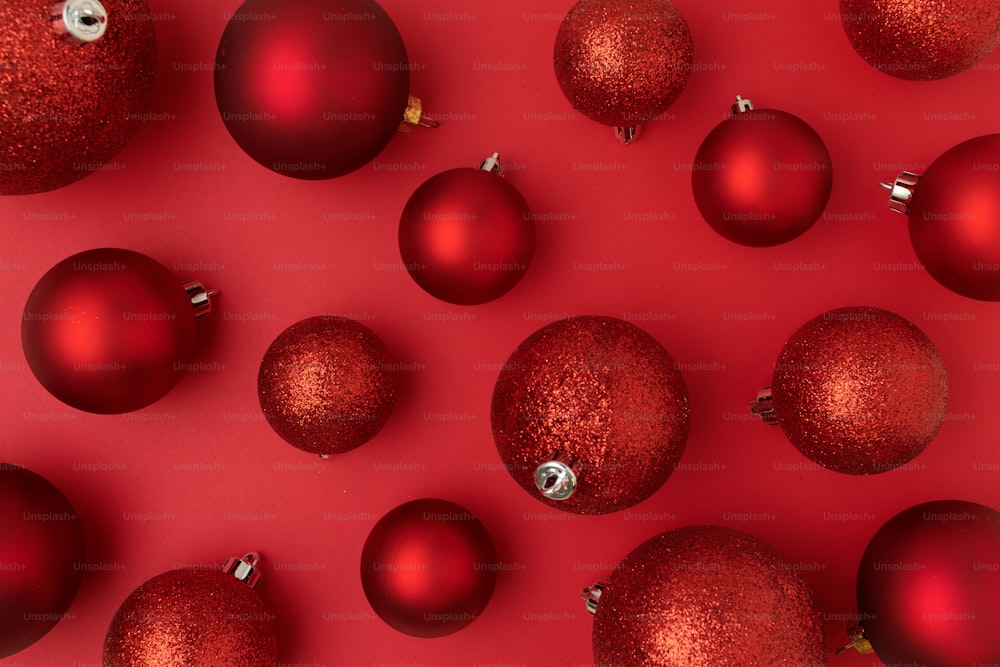 メリークリスマス。赤い背景にクリスマスボールとフラットレイ。