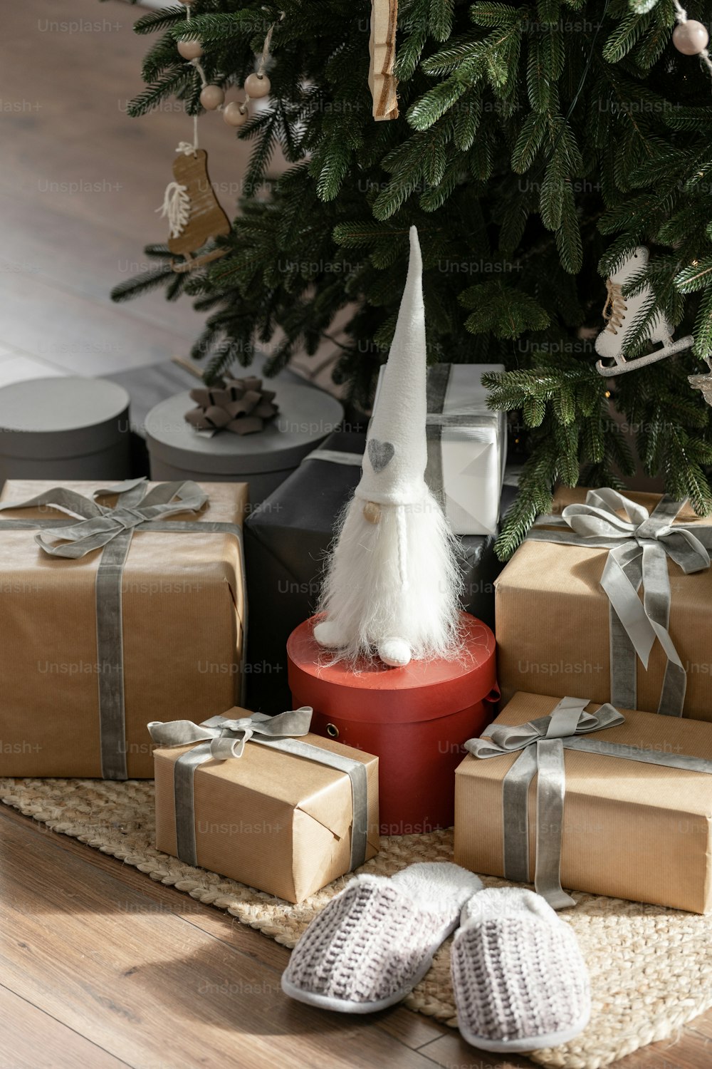 冬の装飾が施されたクリスマスツリーの下の多くの新年の贈り物、プレゼント、おもちゃの垂直ビュー。ノエルセレブレーションのコンセプト