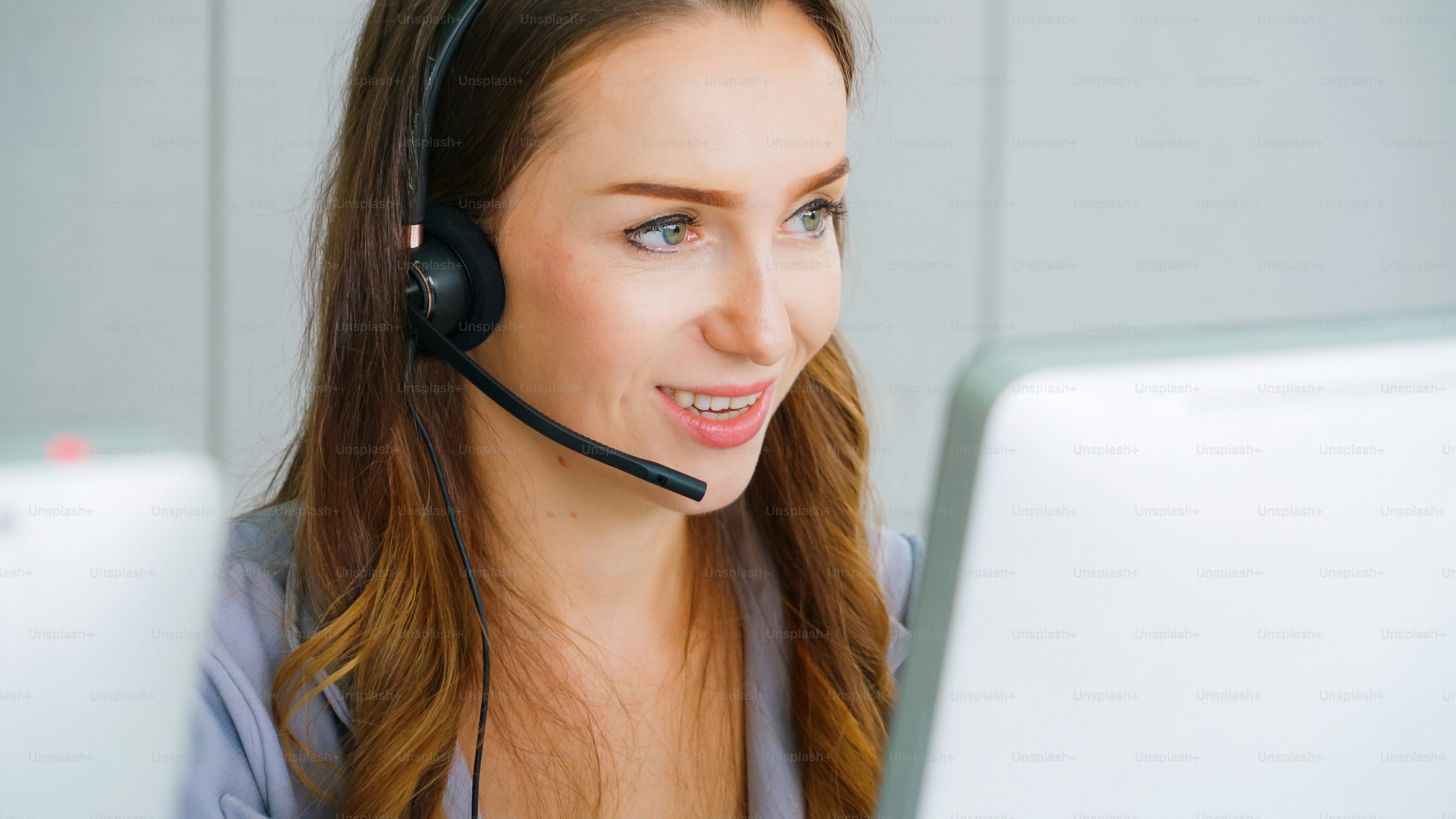 Geschäftsleute, die ein Headset tragen, arbeiten im Büro, um entfernte Kunden oder Kollegen zu unterstützen. Call-Center, Telemarketing, Kundendienstmitarbeiter bieten Service auf Telefon-Videokonferenz-Anruf.