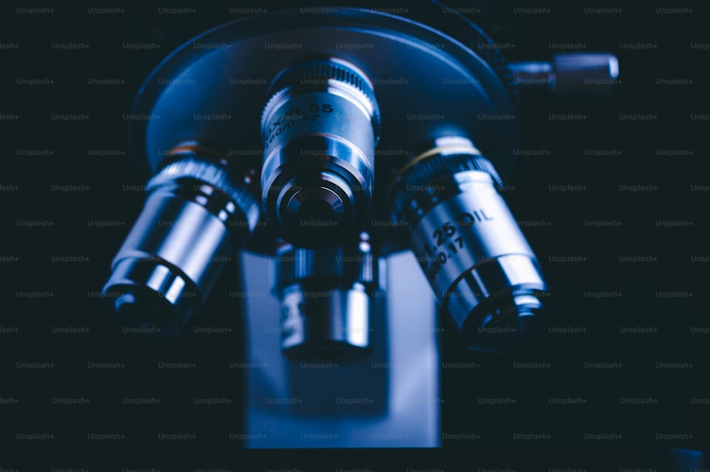 Microscopio de alta tecnología en el laboratorio de ciencias para el técnico que utiliza en la educación histológica de la muestra, la biopsia en el laboratorio de investigación