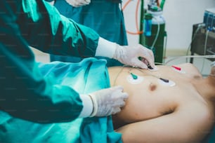 Équipe médicale de chirurgiens à l’hôpital effectuant des interventions chirurgicales invasives. Salle d’opération de chirurgie avec équipement d’électrocautérisation pour centre de chirurgie d’urgence.