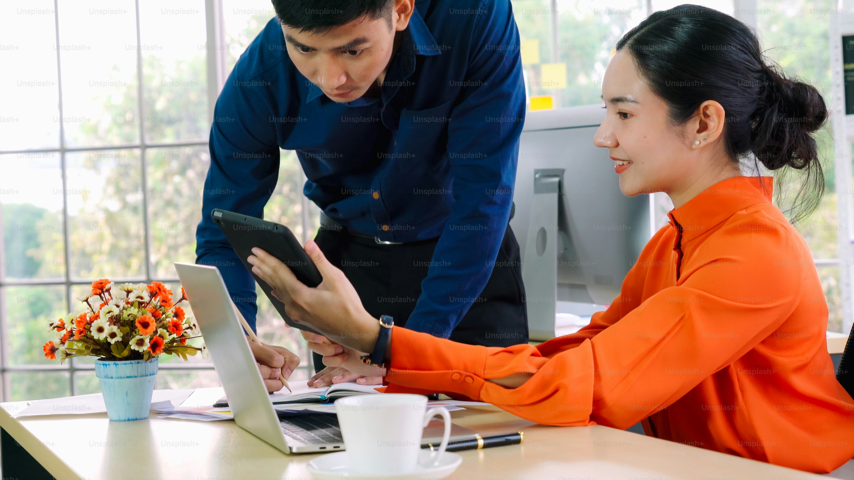 Dos empresarios hablan de la estrategia del proyecto en la sala de reuniones de la oficina. El hombre de negocios discute la planificación de proyectos con un colega en el lugar de trabajo moderno mientras conversa y asesora sobre el informe de datos financieros.
