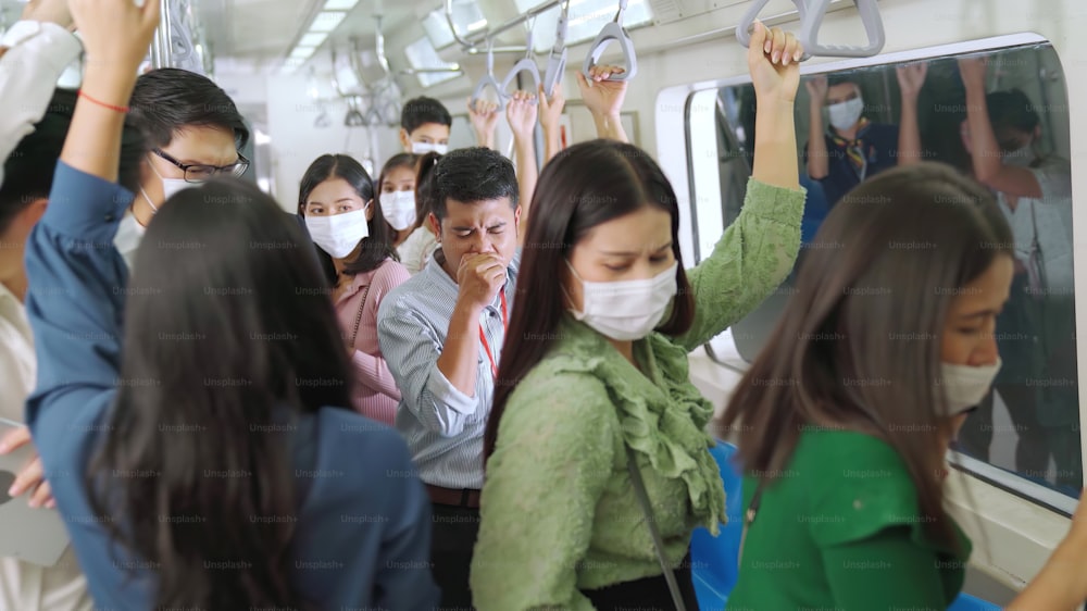 기차에서 아픈 사람이 기침하고 다른 사람들이 바이러스 확산에 대해 걱정하게 만듭니다. 코로나 바이러스 COVID 19 전염병 및 대중 교통 문제 개념.