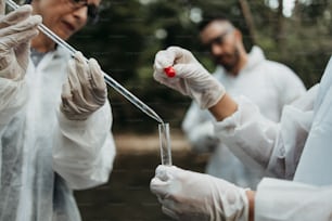 Équipe de scientifiques et de biologistes qui étudient les possibilités de propagation des bactéries et des virus par l’écoulement naturel de l’eau potable.
