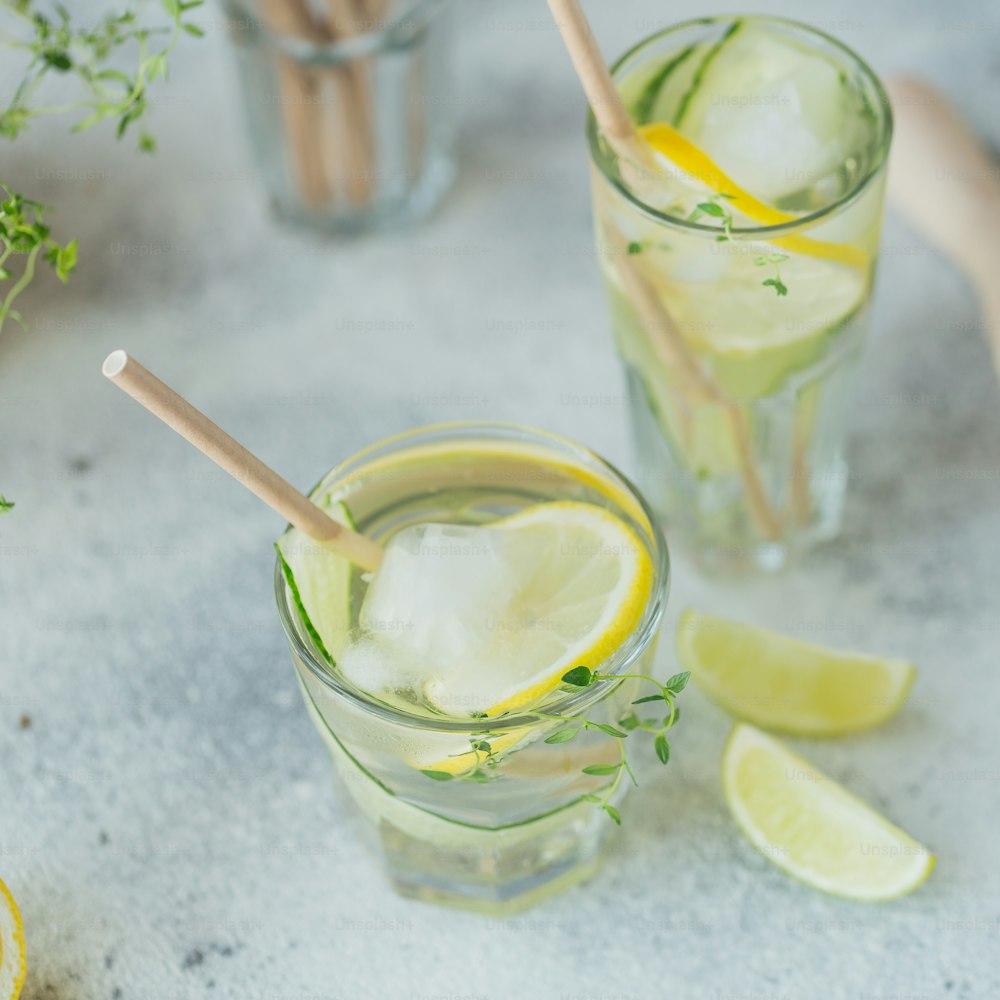 Vaso de bebida gaseosa de pepino sobre mesa de madera. Agua descarada. Agua con infusión de desintoxicación saludable de verano, limonada o fondo de cóctel. Bajo contenido de alcohol, bebidas no alcohólicas, superalimento, vegetariano o concepto de dieta saludable