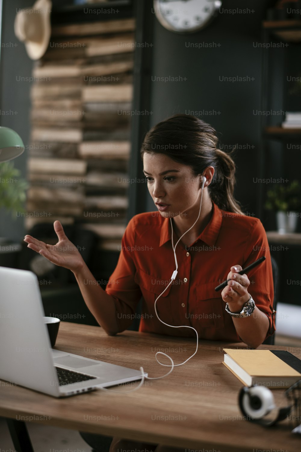 Une femme d’affaires passe un appel vidéo sur un ordinateur portable.