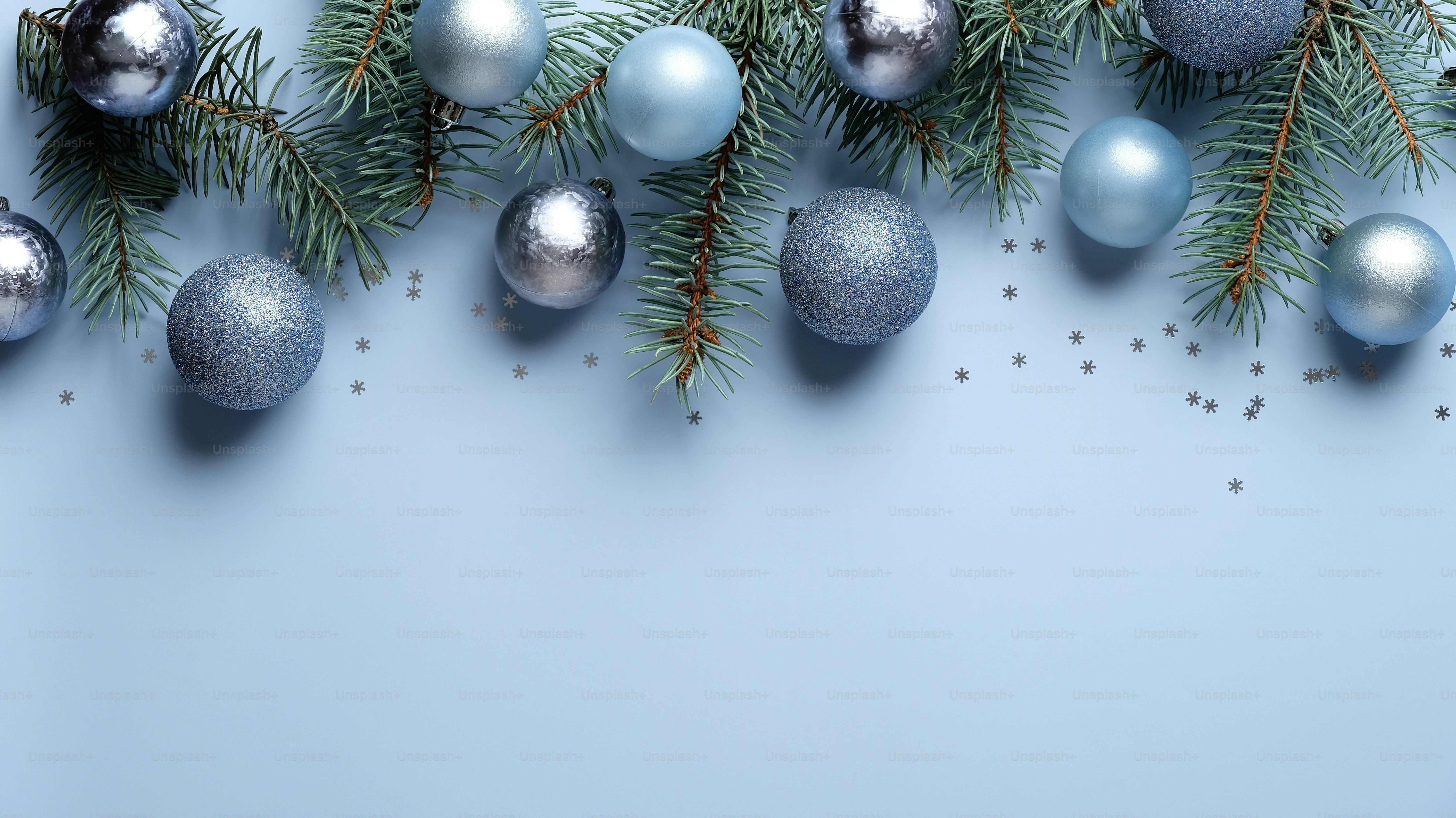 Maquete de banner de Natal. Flat lay, vista superior azul e prata bolas  decoração com ramos de pinheiro em fundo azul pastel. Conceito de  celebração de Natal, Ano Novo, Férias de Inverno., image size:3000x1688