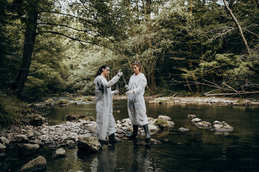 Equipo de científicos y biólogos que investigan las posibilidades de propagación de bacterias y virus a través de los suministros naturales de agua potable.