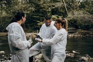 Équipe de scientifiques et de biologistes qui étudient les possibilités de propagation des bactéries et des virus par l’écoulement naturel de l’eau potable.