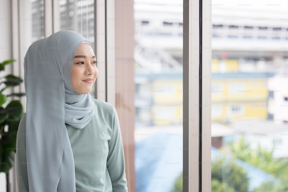 Portrait d’une jeune fille musulmane confiante en hijab